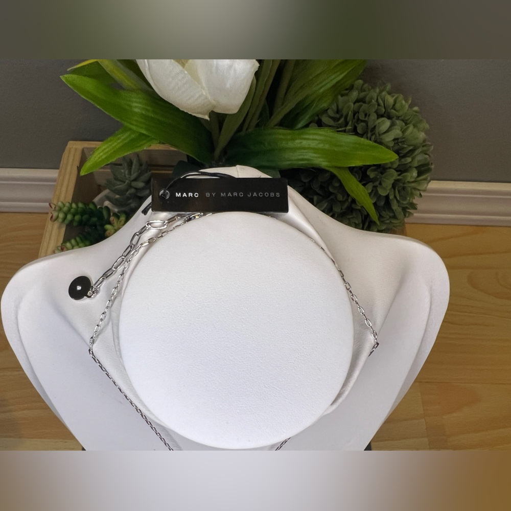Marc by Marc Jacobs Silver White Disc Logo Pendant Necklace - Picture 3 of 5